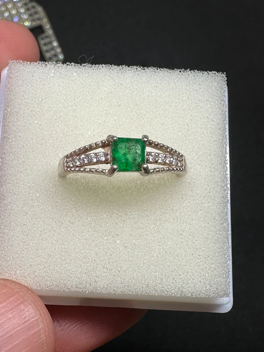 Emerald and white Zirconia Ring in sterling silver image indicator(5)
