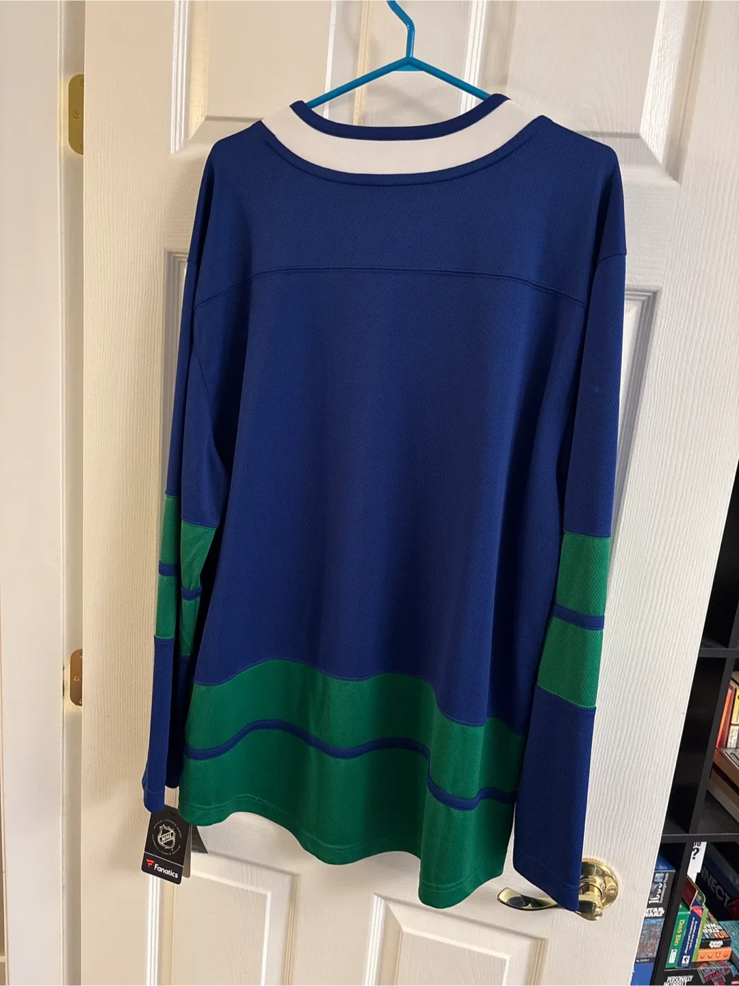 Vancouver Canucks Fanatics Hockey Jersey (size L) image indicator(2)