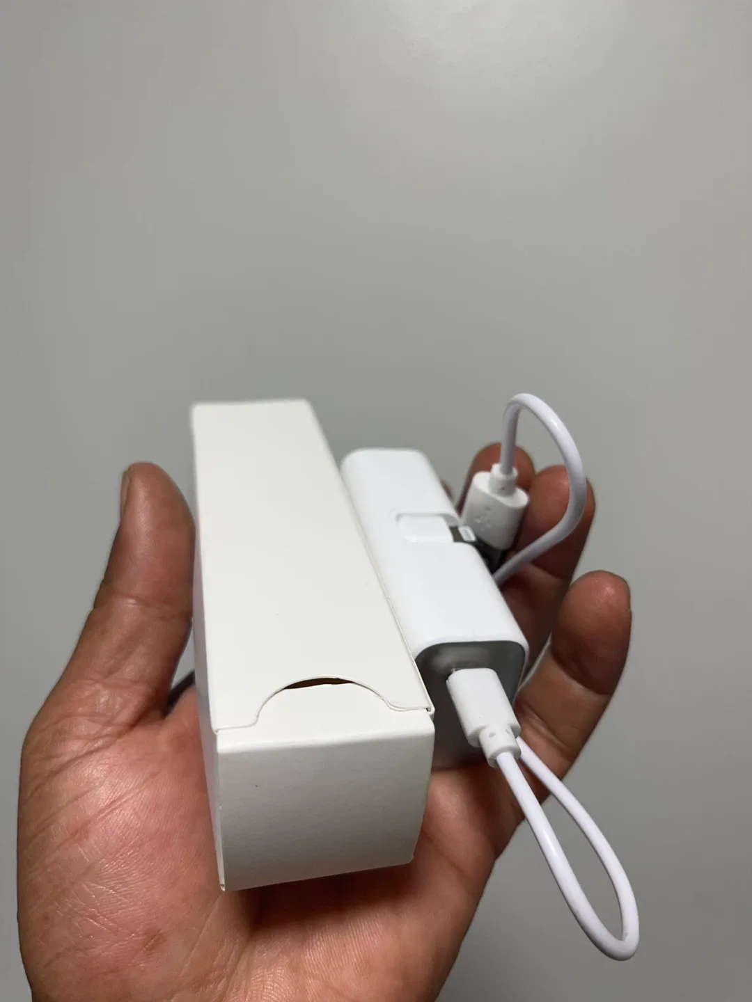 Anker Portable Charger for iPhone - White image indicator(2)