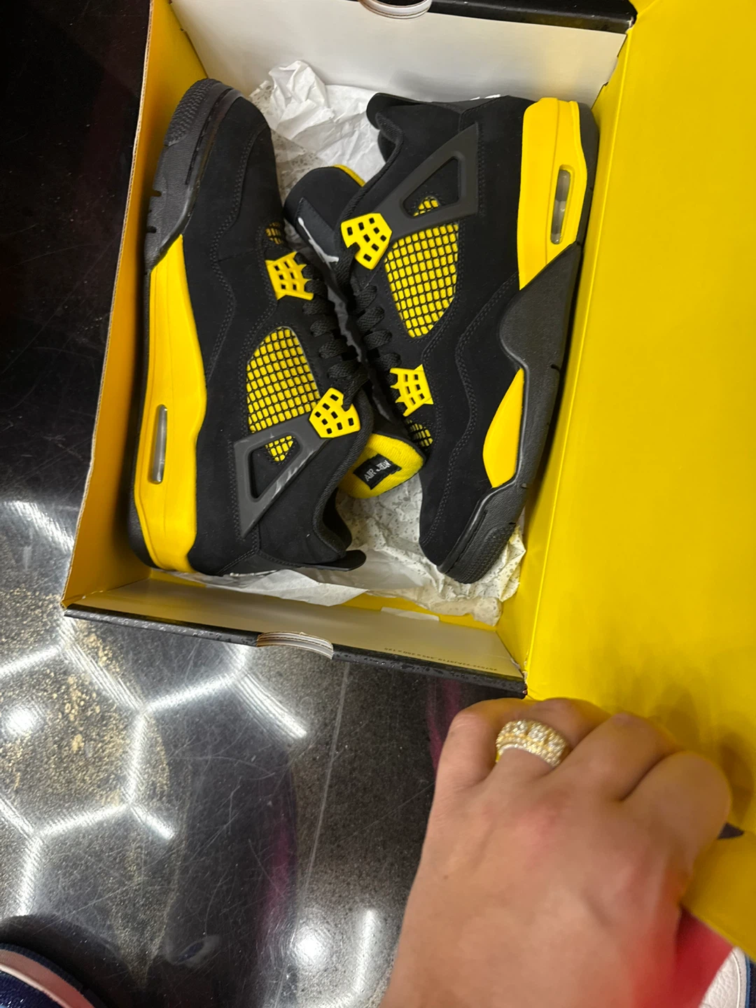 Nike Air Jordan 4 Retro Thunder (2023) - photo 2