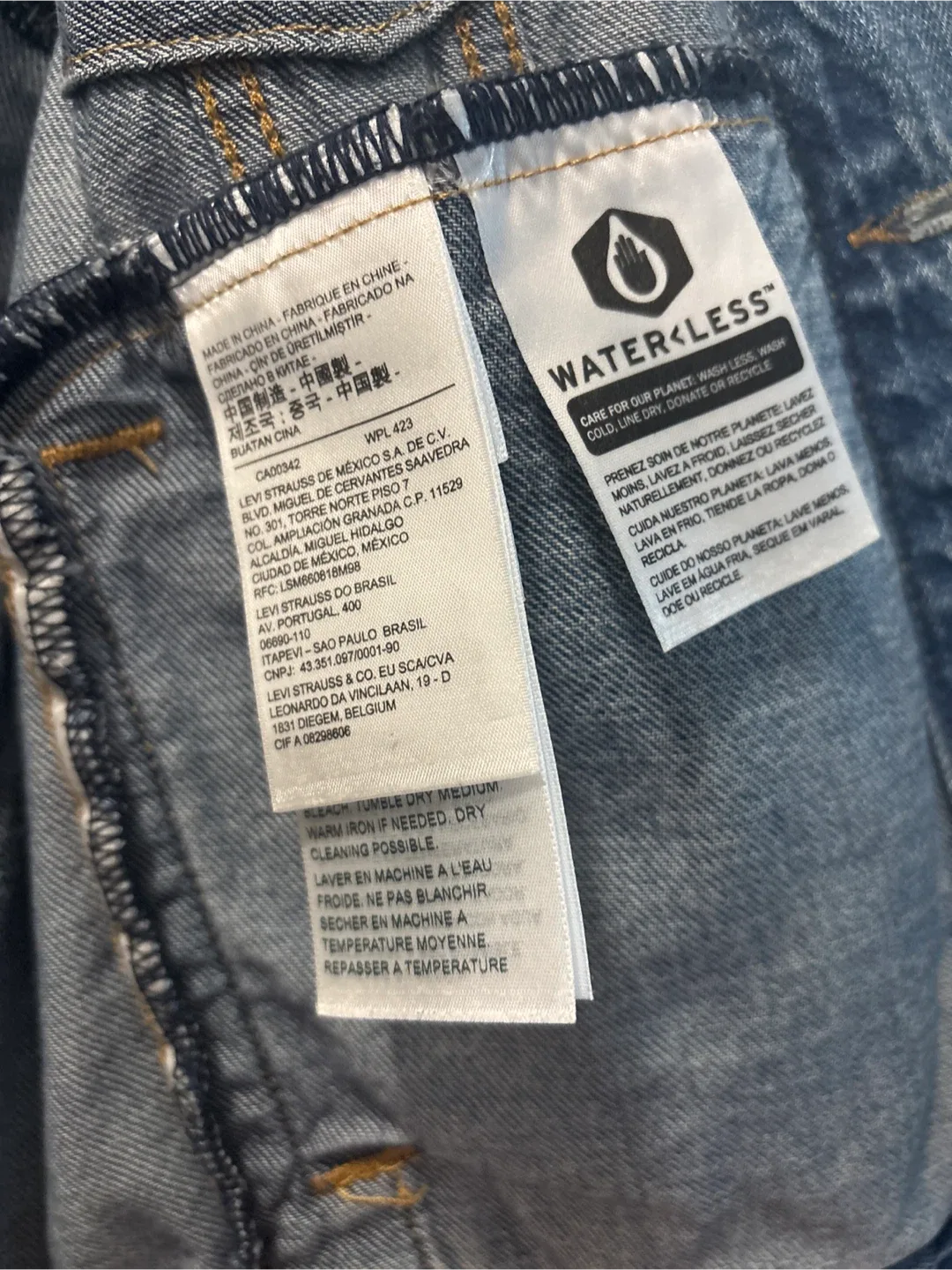Women’s Levi’s stonewash denim jacket. image indicator(4)