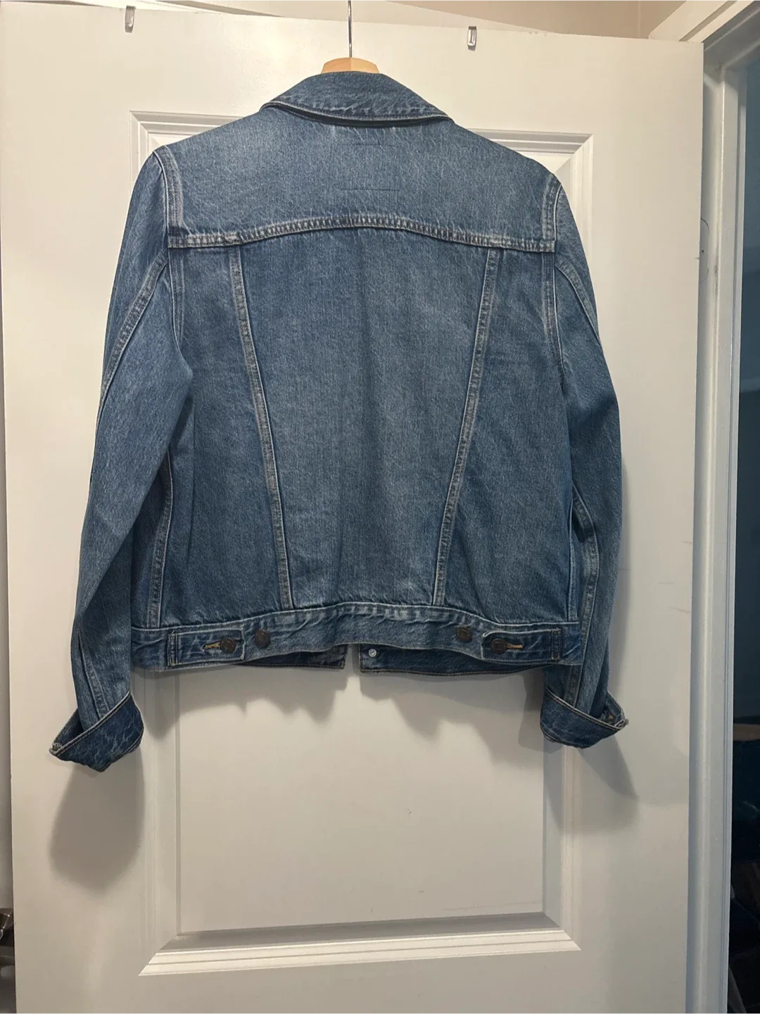 Women’s Levi’s stonewash denim jacket. image indicator(3)