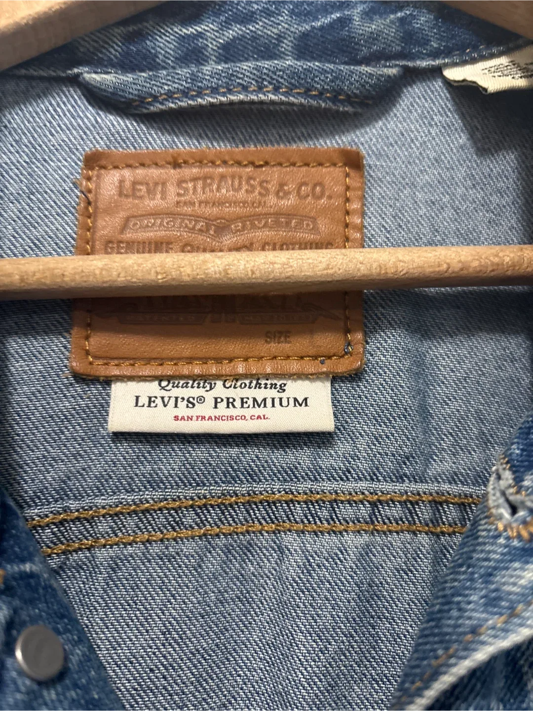 Women’s Levi’s stonewash denim jacket. image indicator(2)