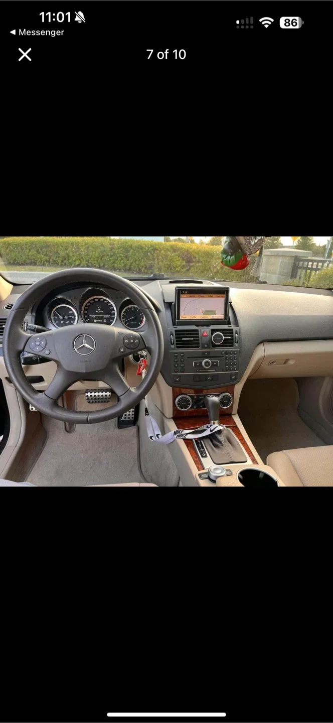 Black Mercedes-Benz C-Class Sedan image indicator(6)