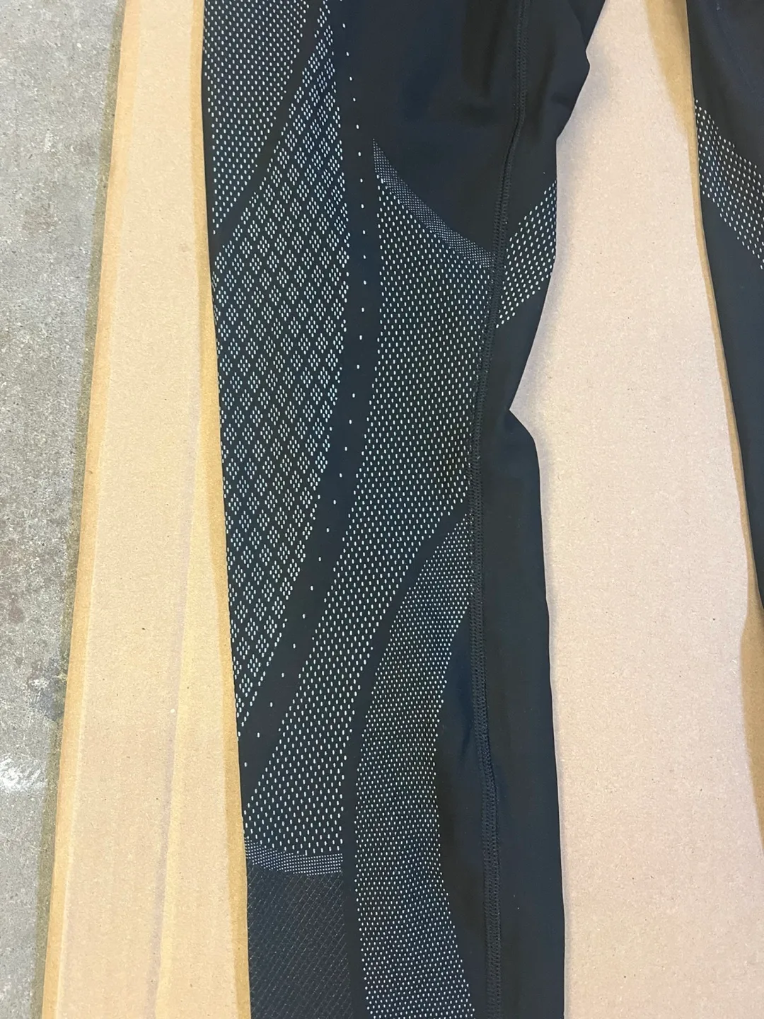 Lululemon Mapped Out HR Tight 28" Black - Size 10 image indicator(6)