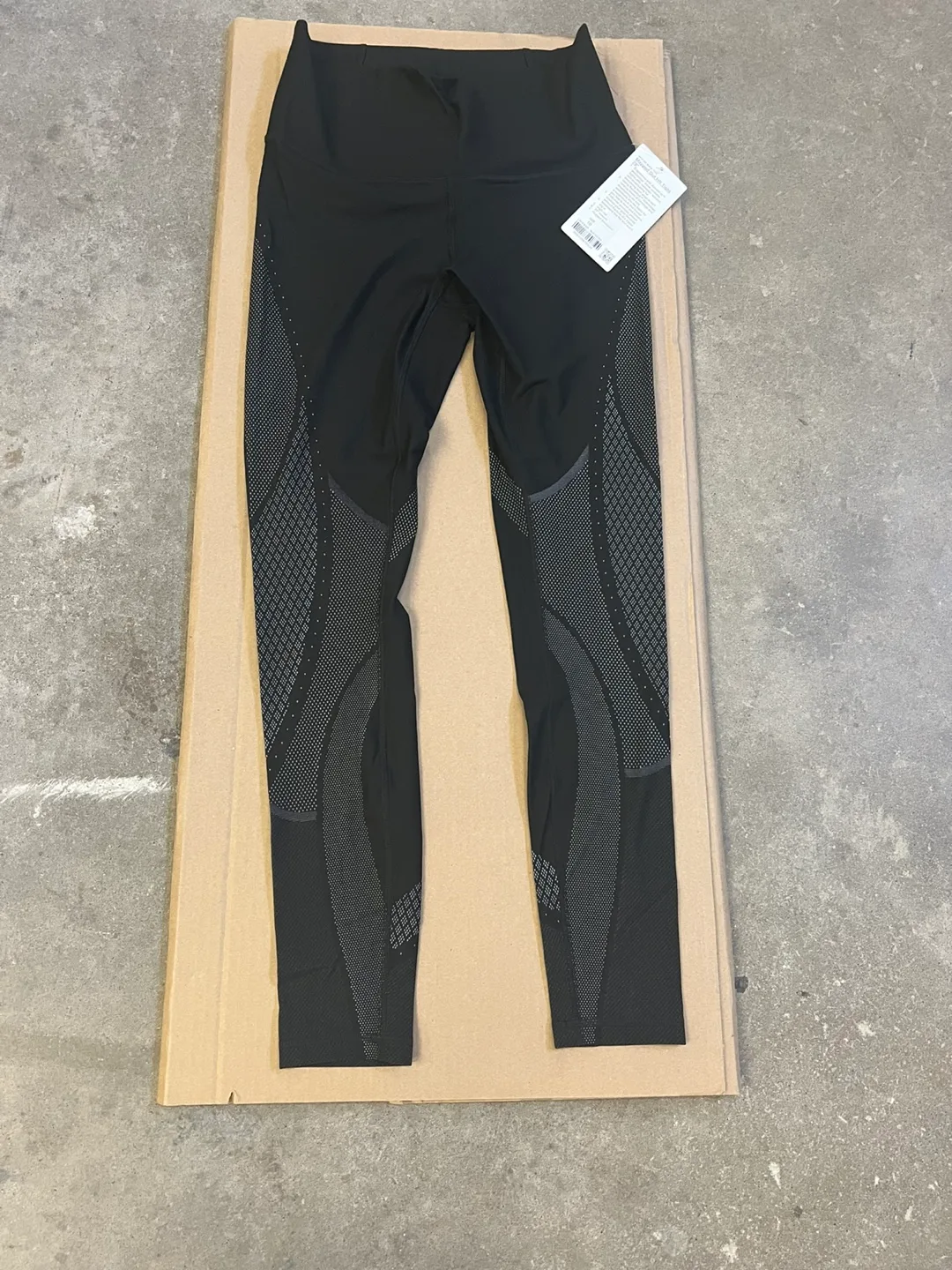 Lululemon Mapped Out HR Tight 28" Black - Size 10 image indicator(5)