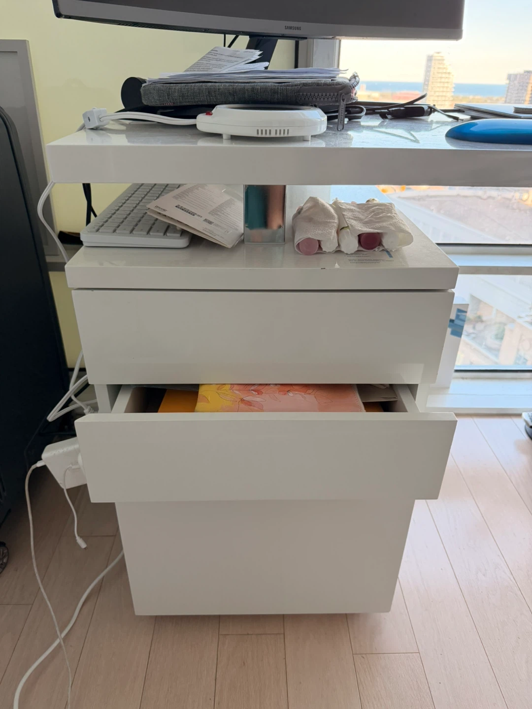 White office table - photo 2