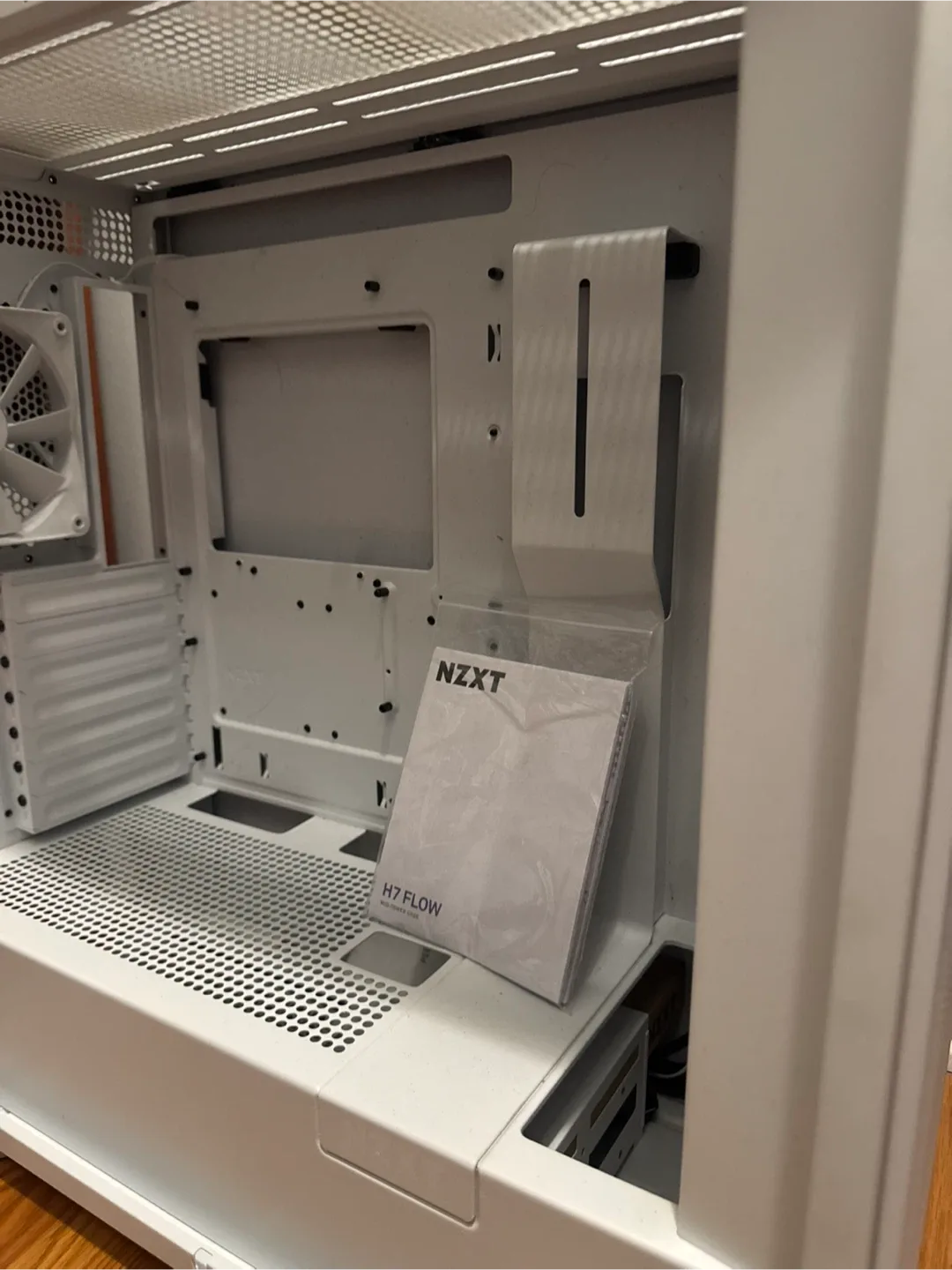 NZXT H7 Flow White PC Case image indicator(4)