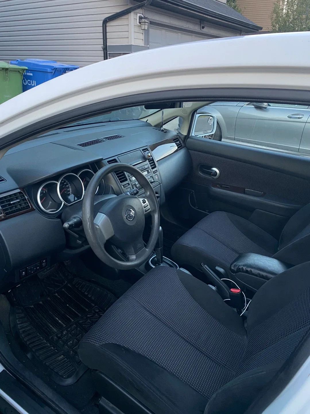 2010 Nissan Versa SL image indicator(7)