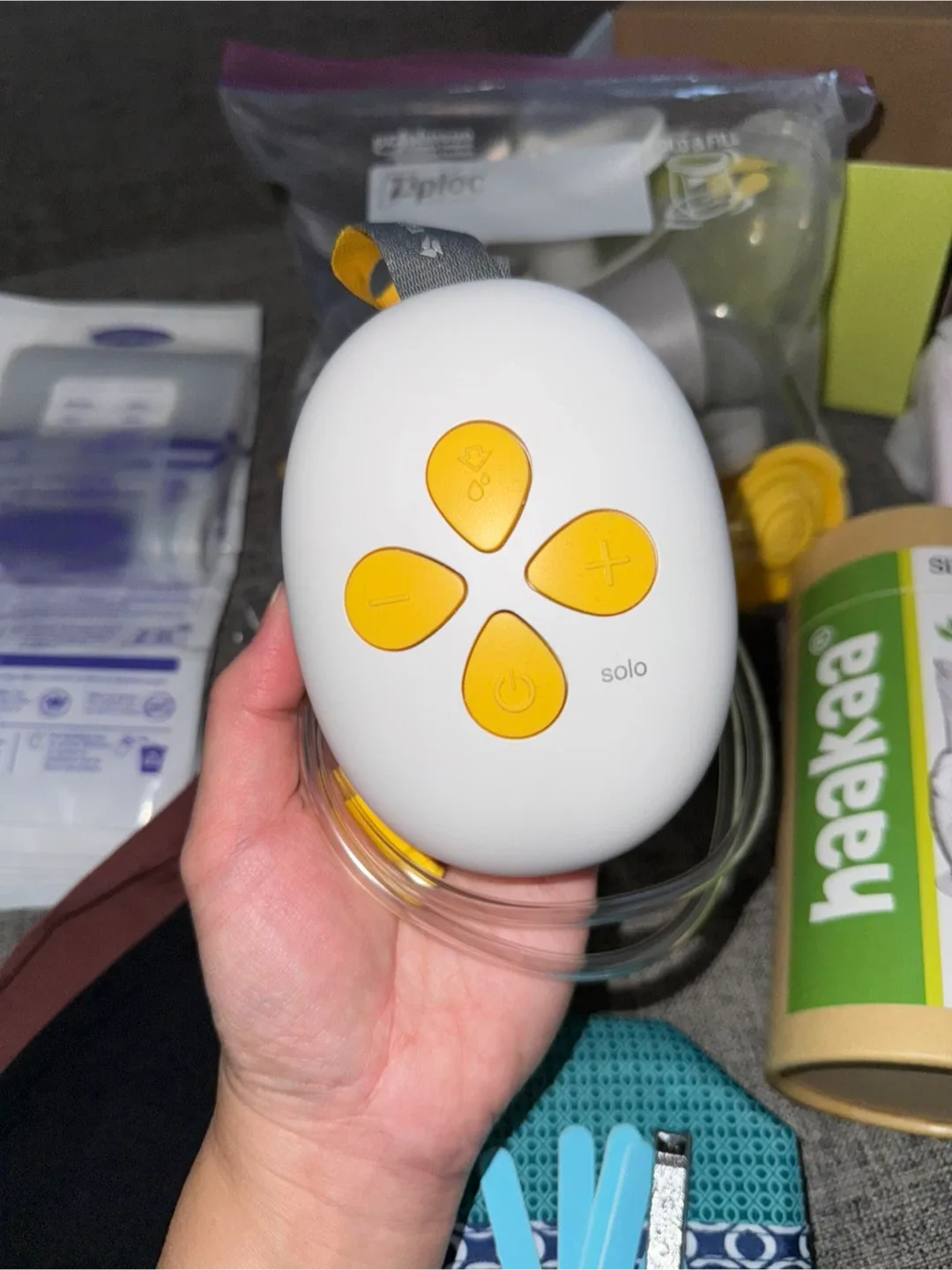 Medela Solo Breast Pump & Nursing Bras image indicator(2)