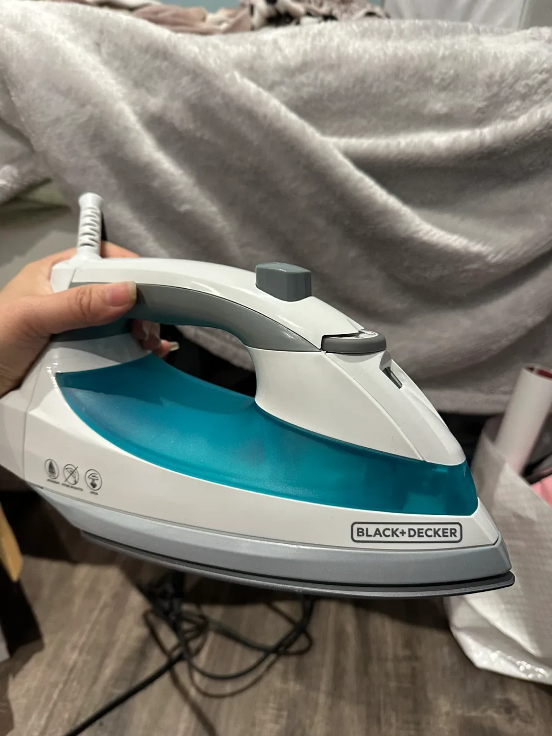 Black+Decker Easy Steam Iron thumbnail
