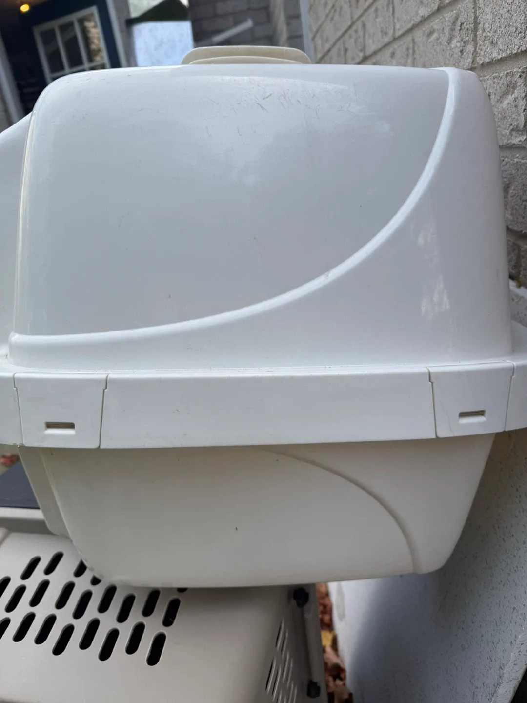 White Plastic Cat Litter Box image indicator(2)