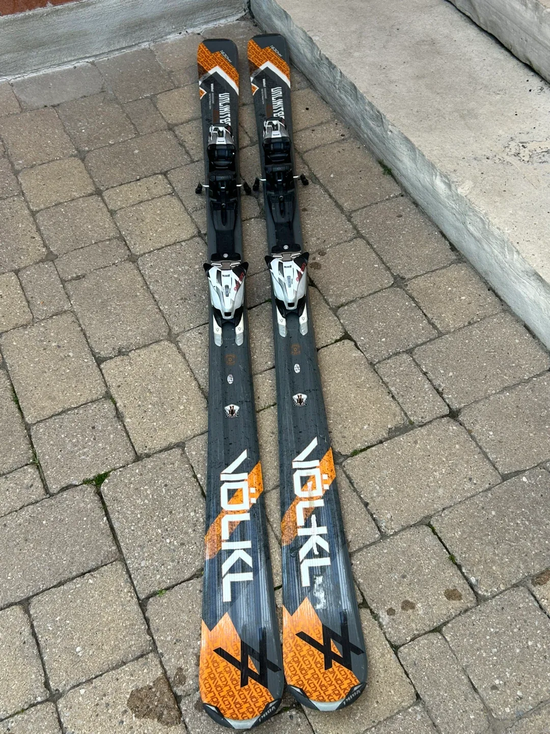 Volkl Unlimited AC3 Motion Skis & Tecnica Ski Boots image indicator(2)