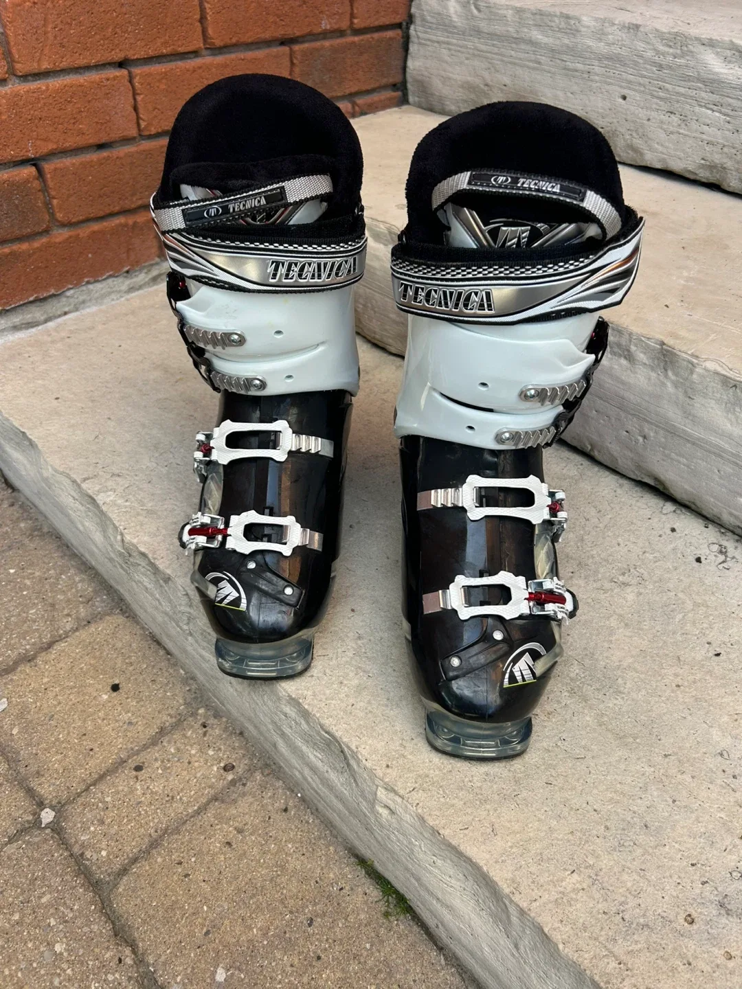 Volkl Unlimited AC3 Motion Skis & Tecnica Ski Boots image indicator(4)