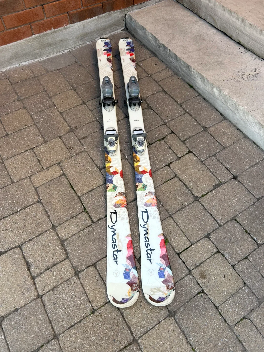 Dynastar Exclusive Skis & Atomic Live Fit 60 Ski Boots image indicator(2)