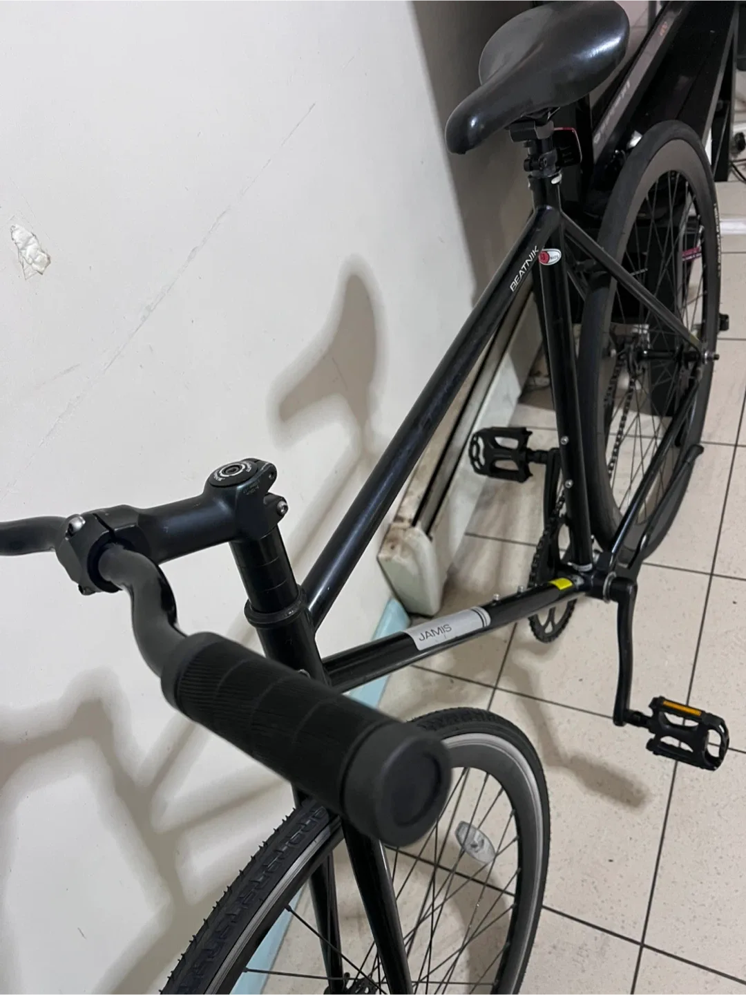 Jamis Beatnik Black Fixie Bike image indicator(8)