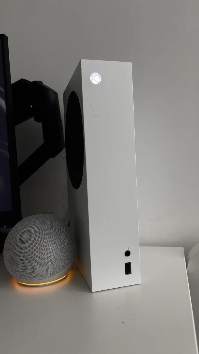 Xbox Series S Console - White image indicator(2)