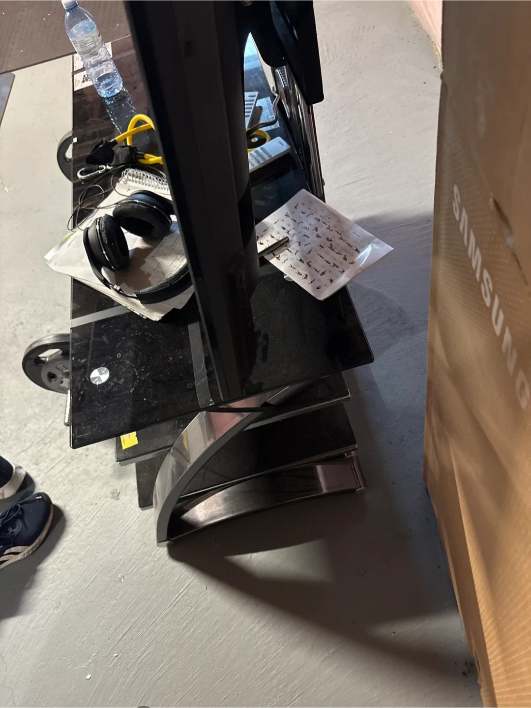 Black Glass TV Stand image indicator(2)