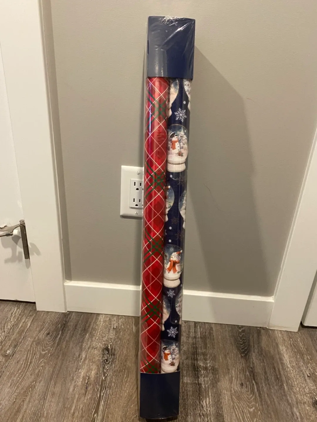 New Sealed Pack Tom Smith 4 Roll Gift Wrap Set image indicator(2)