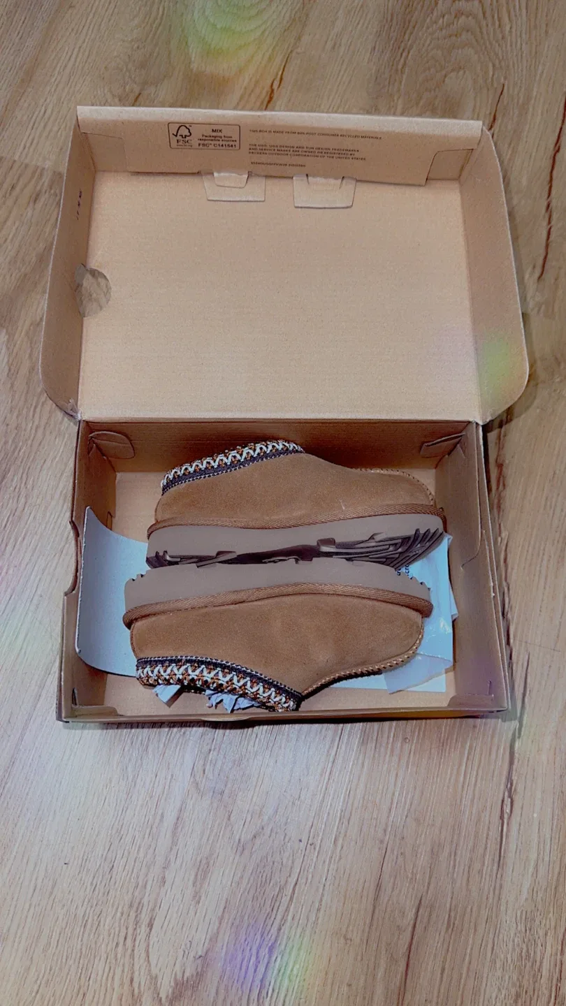 UGG Tasman Slipper - Size 6 - Chestnut - New image indicator(2)