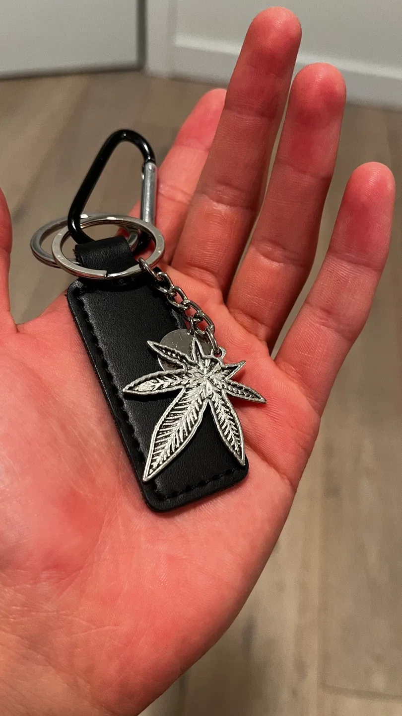 Weed shaped keyring/keychain image indicator(2)