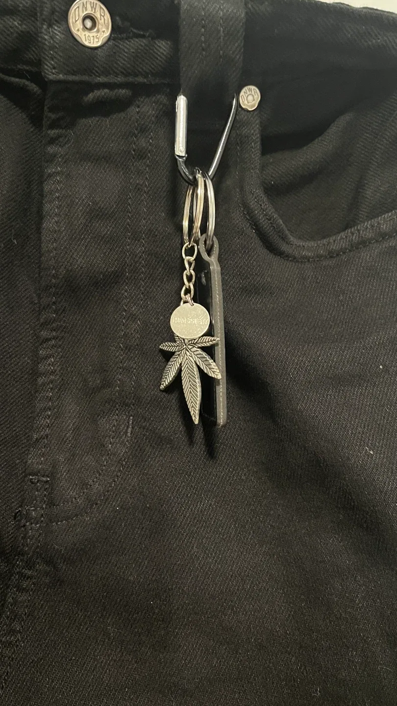 Weed shaped keyring/keychain image indicator(3)