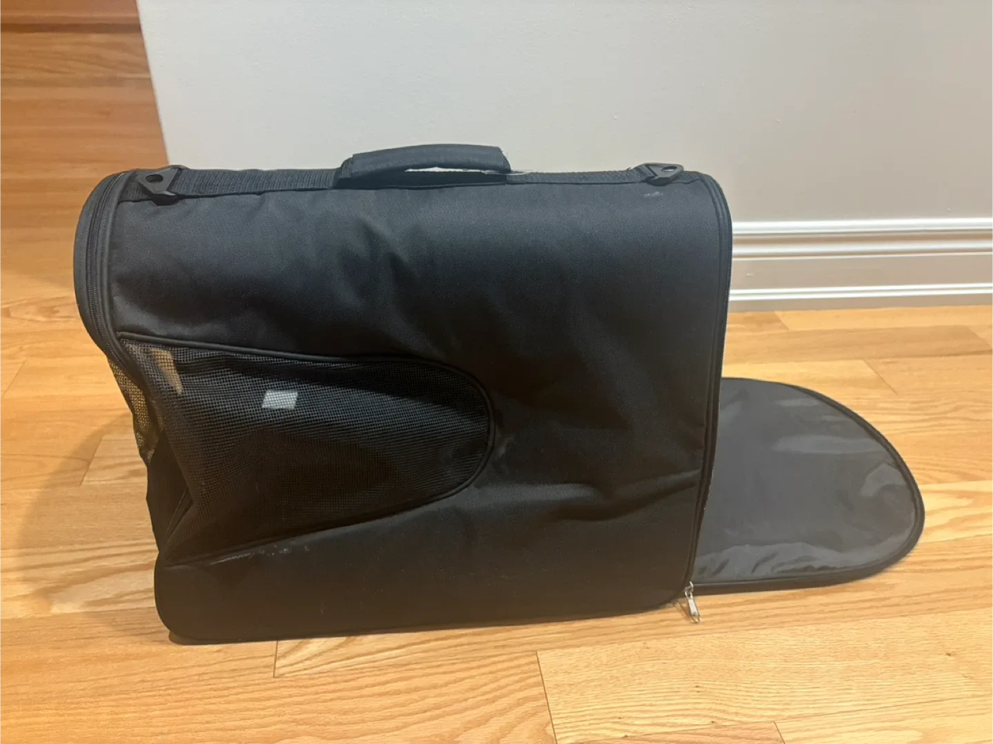 Black Pet Carrier - Like New! image indicator(3)