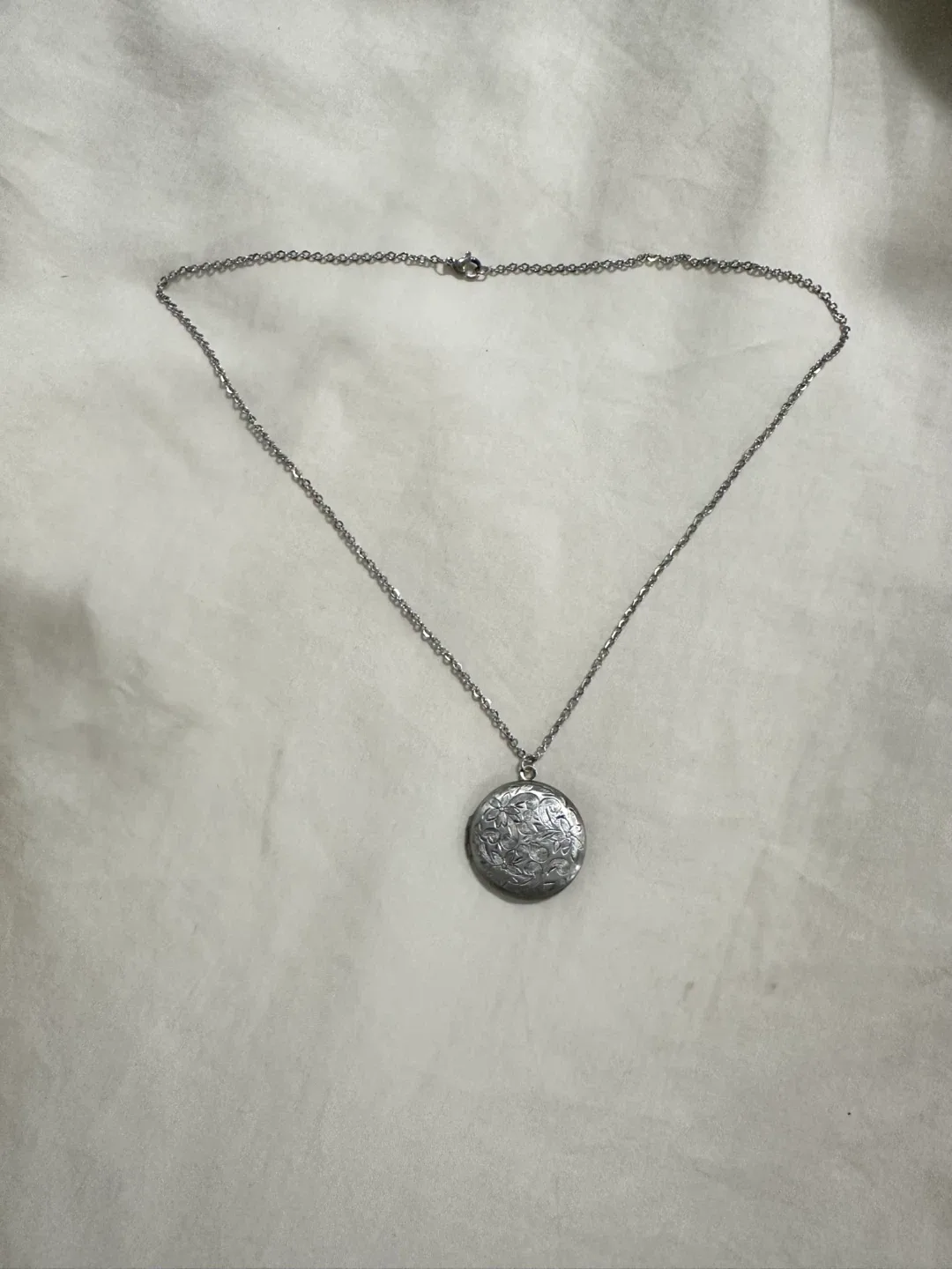 Silver Locket Necklace image indicator(2)