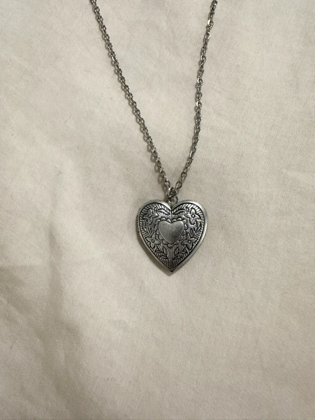 Silver Locket Necklace image indicator(3)