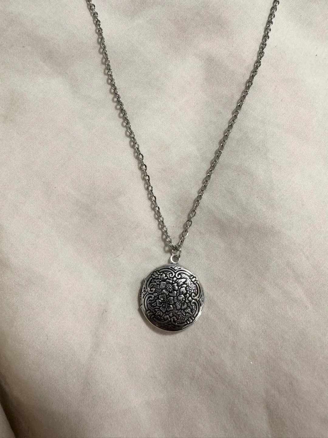 Silver Locket Necklace image indicator(6)