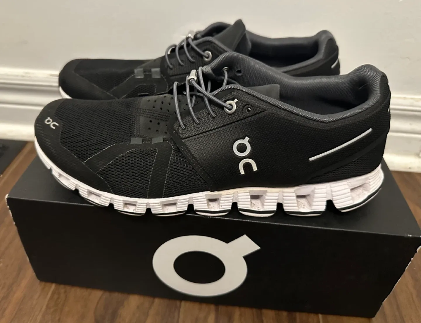 On Cloud Black/White Running Shoes - US 9 image indicator(2)