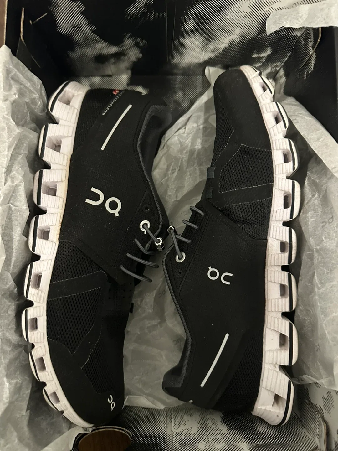 On Cloud Black/White Running Shoes - US 9 image indicator(6)