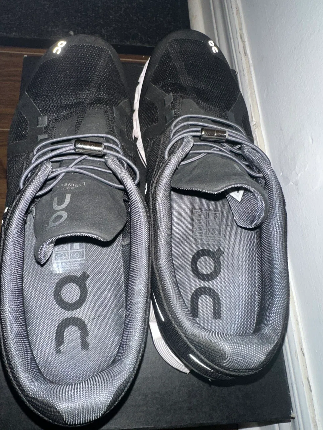 On Cloud Black/White Running Shoes - US 9 image indicator(3)