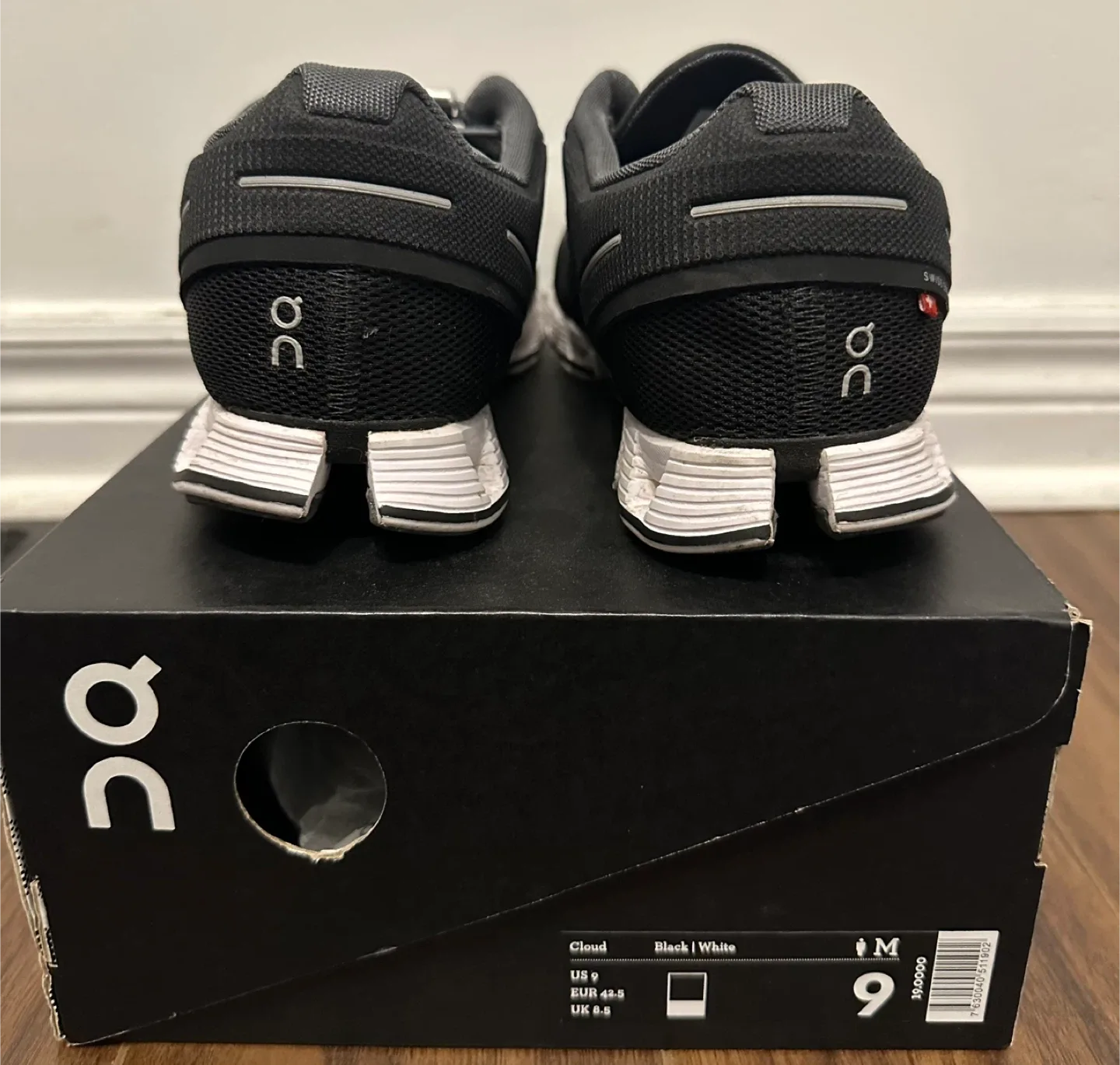 On Cloud Black/White Running Shoes - US 9 image indicator(4)