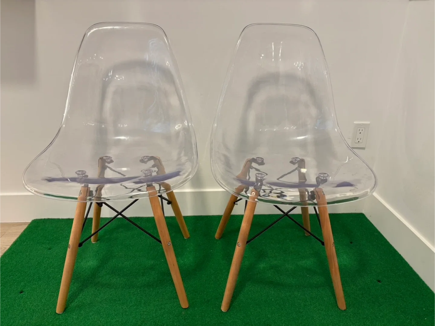 Set of 2 Clear Dining Chairs thumbnail