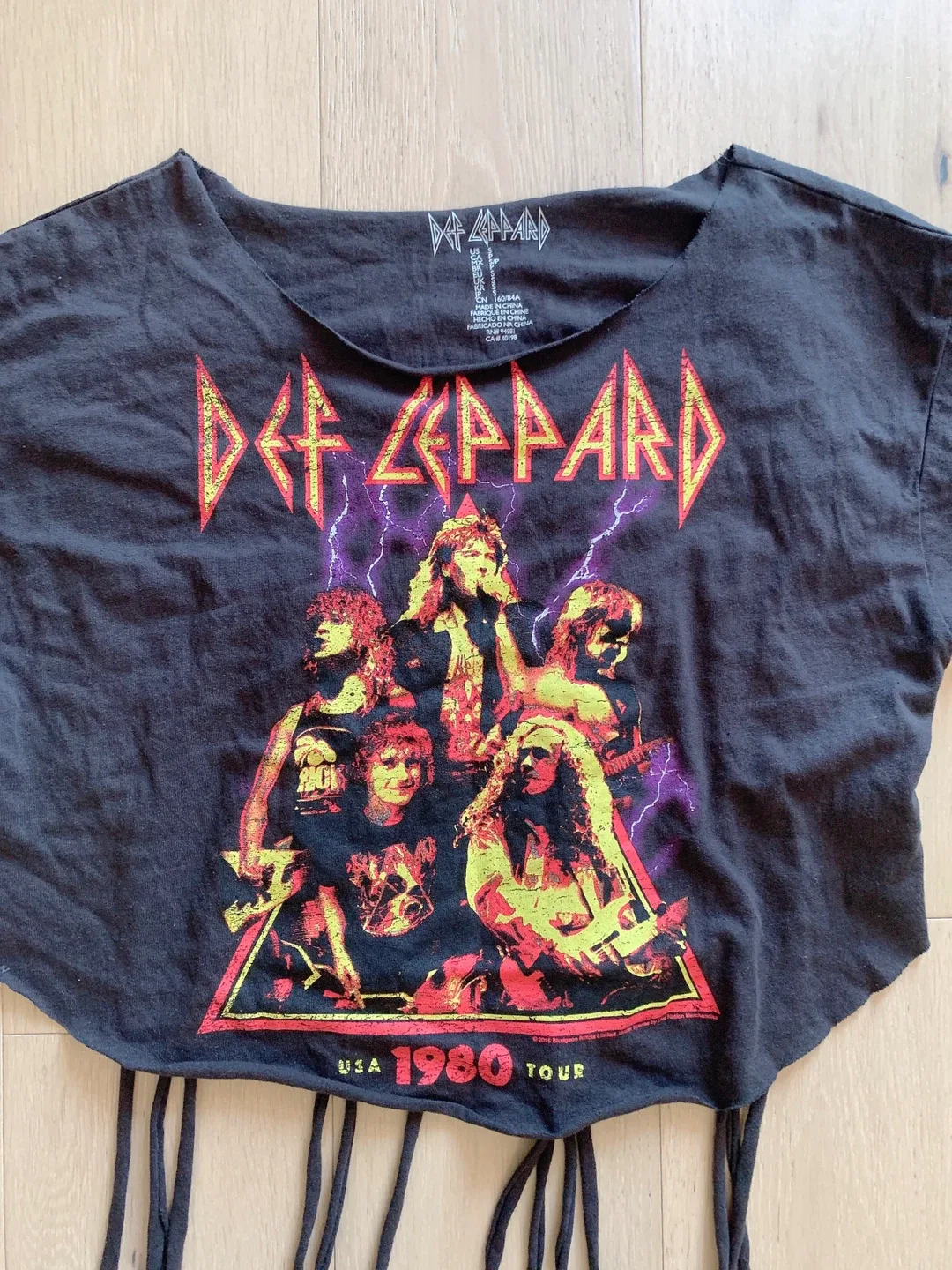 F21 Def Leppard Graphic Crop Top - Size Small image indicator(4)