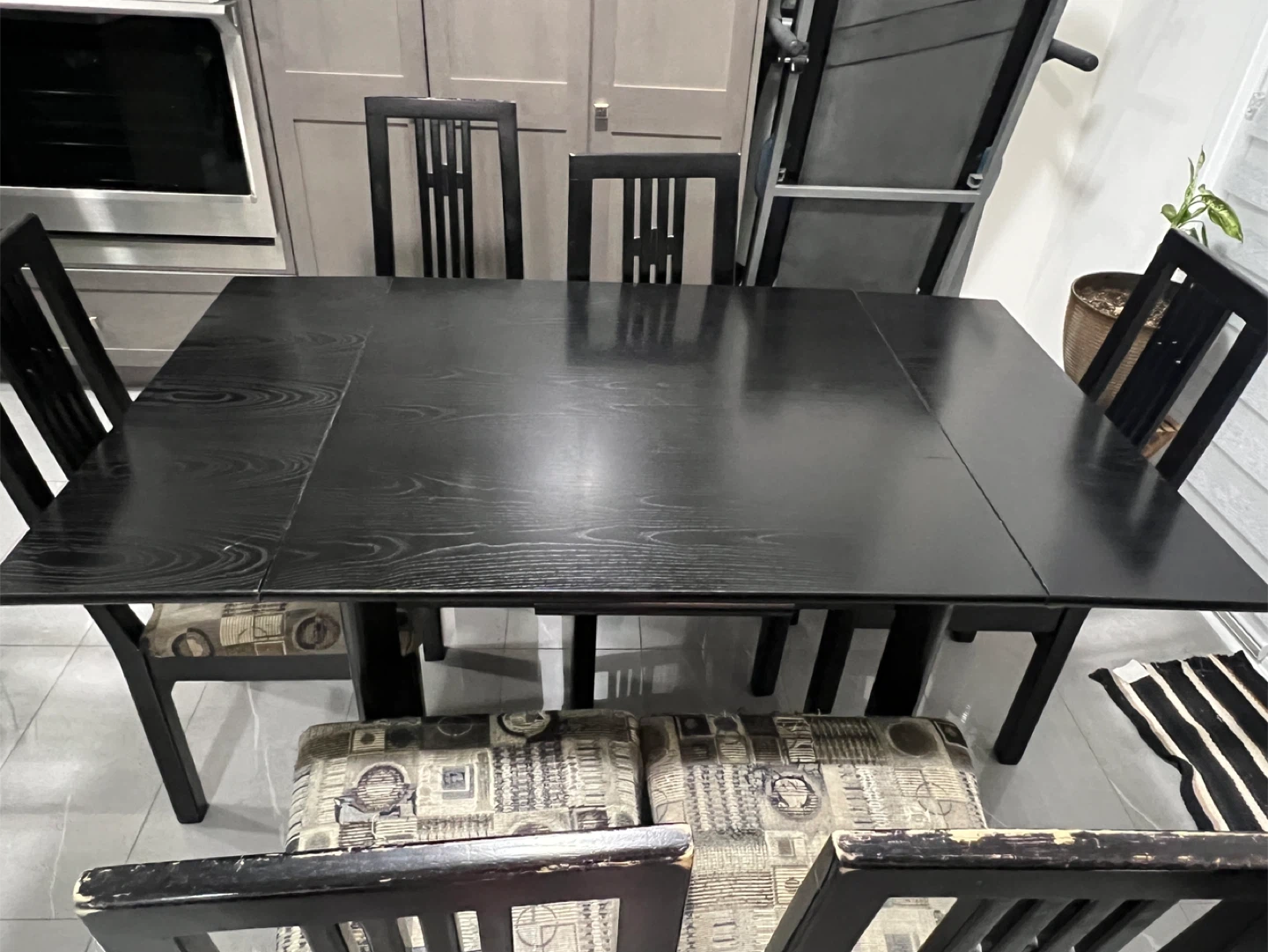 Black Extendable Dining Table with 6 Chairs.