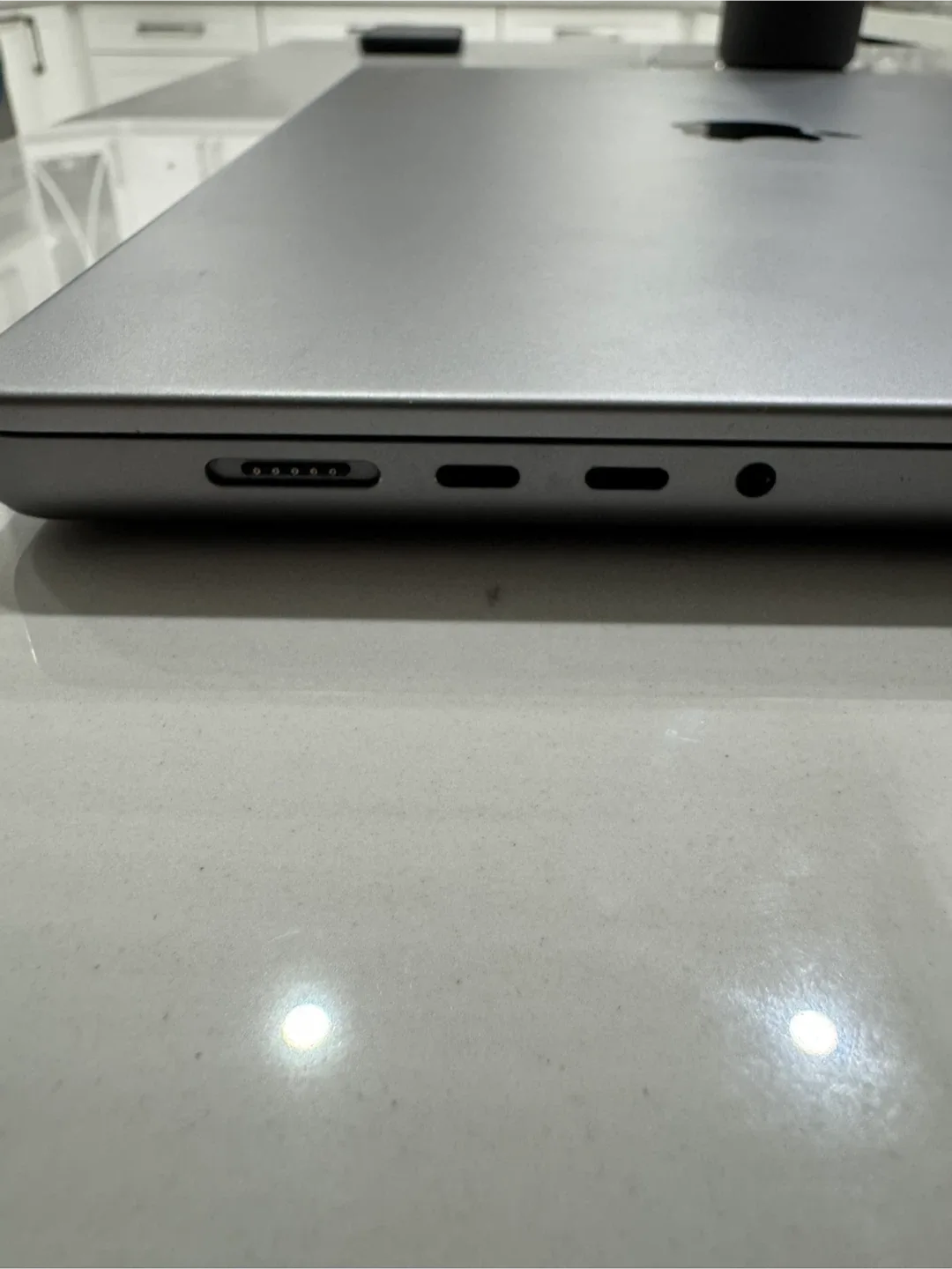 MacBook Pro 16-inch, Apple M1 Pro, 16GB RAM image indicator(7)