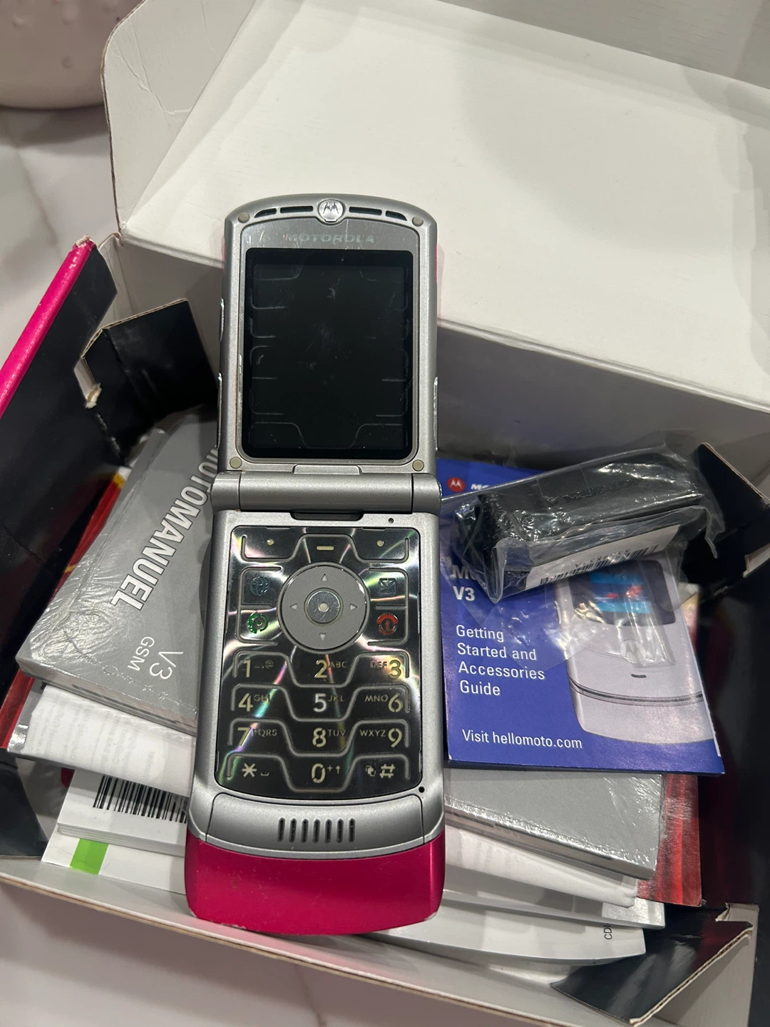 Motorola Razr V3 GSM Pink Cell Phone - photo 2