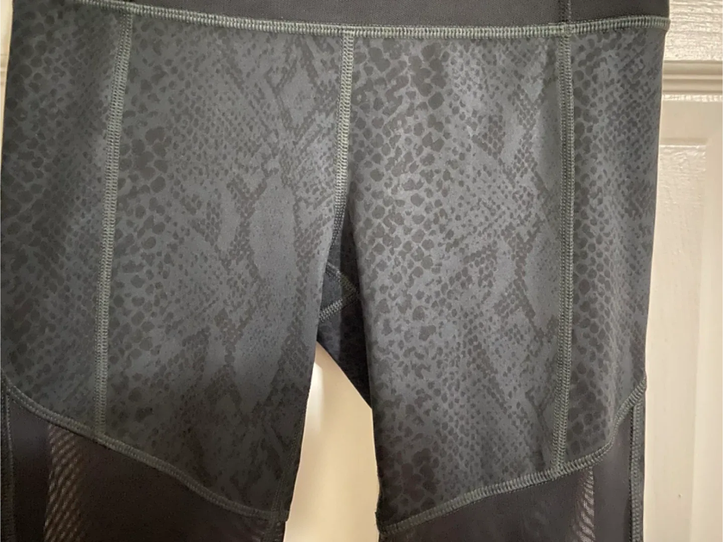 ⬇️CLOSET CLEAROUT - Lululemon capris Size 4 image indicator(4)
