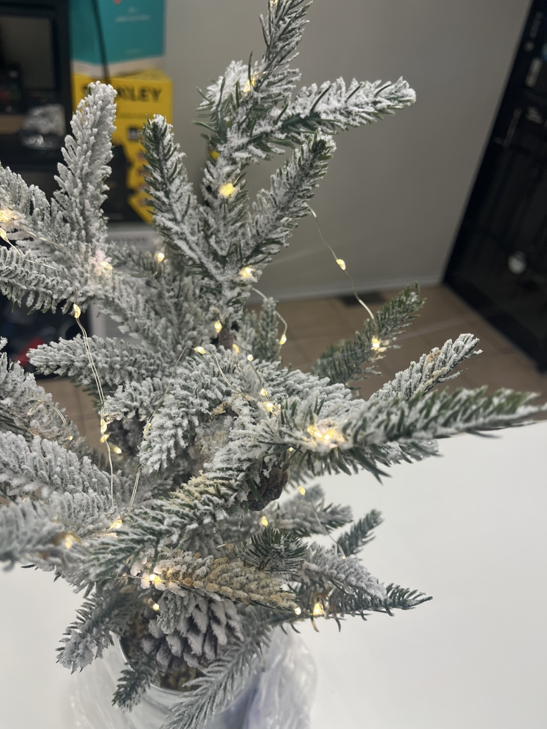 Mini Christmas Tree with Lights & Pinecones - photo 3