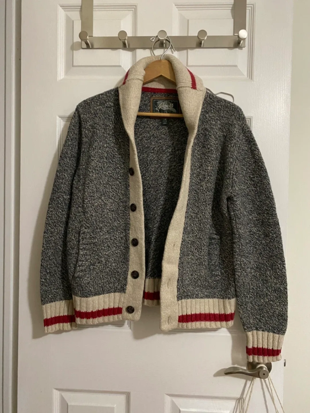 ⬇️CLOSET CLEAROUT - Roots Cardigan - Size L image indicator(2)