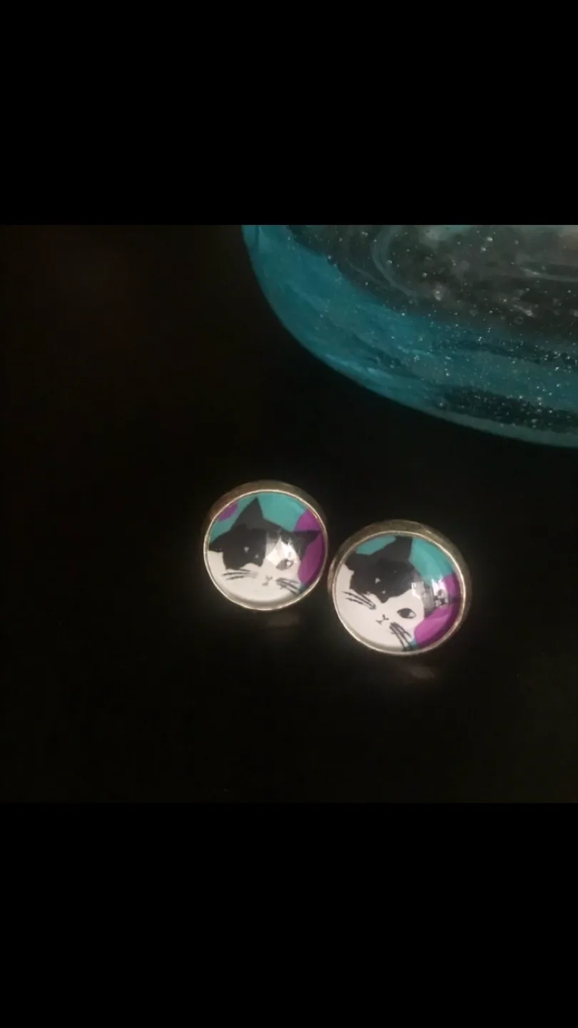 Adorable Cat Design Cushion +✨FREE Cat Earrings image indicator(2)