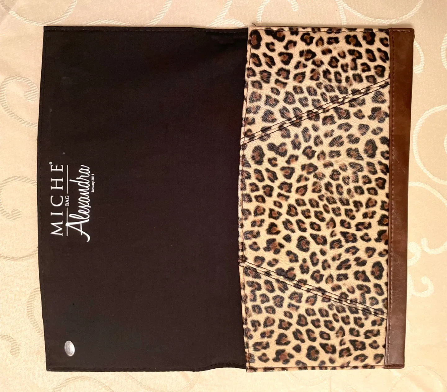 ONE HANDBAG = 5 DIFFERENT LOOKS!! image indicator(5)