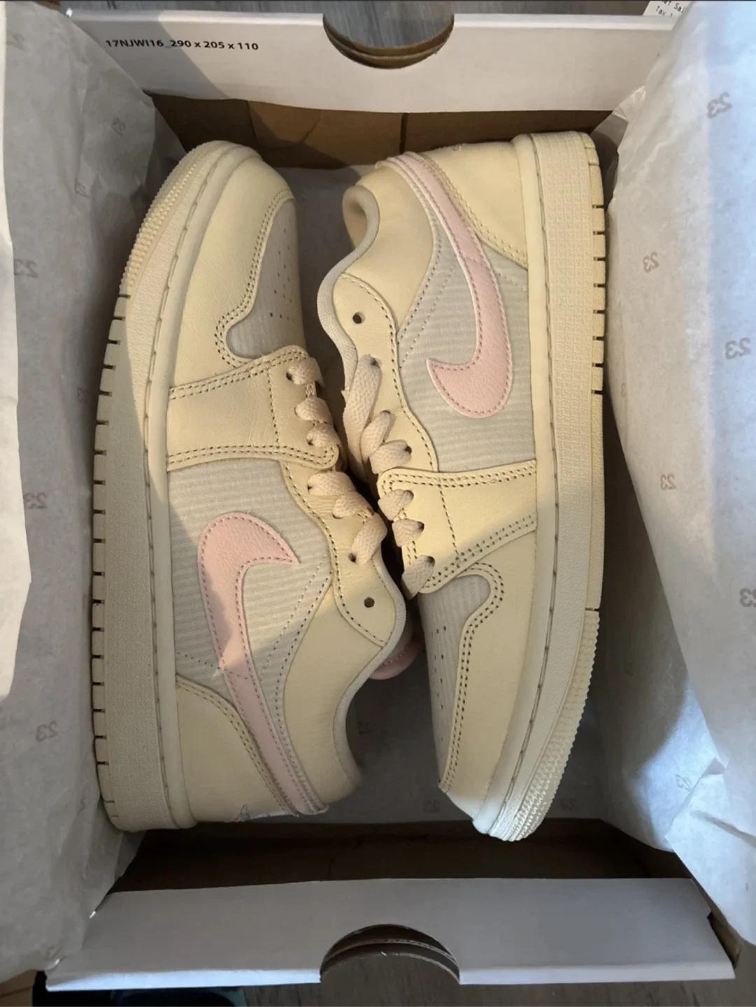 Nike Air Jordan 1 Low SE Women's Size 7.5 image indicator(3)