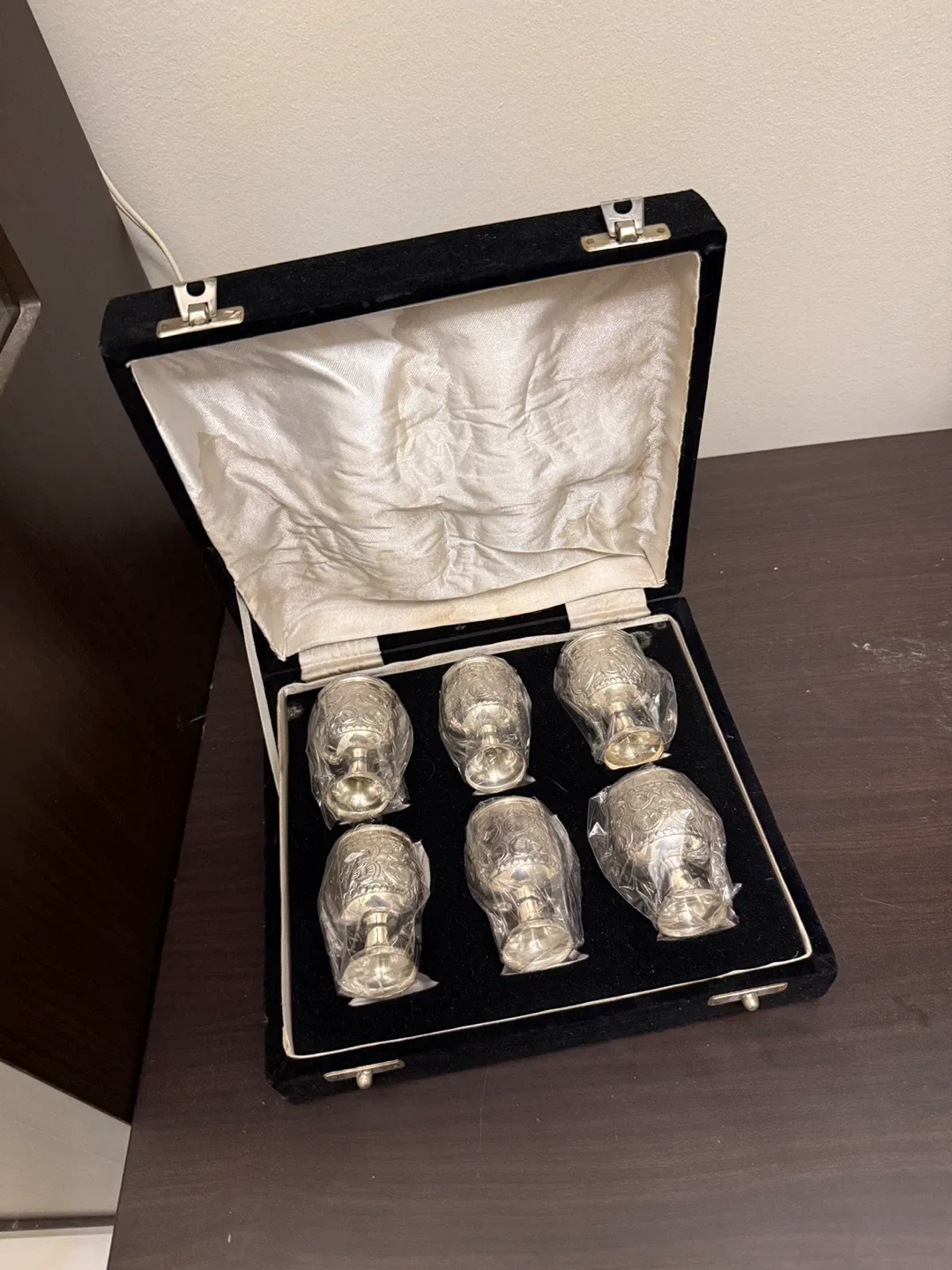 Vintage Silver Shot Cups Set in Box image indicator(2)