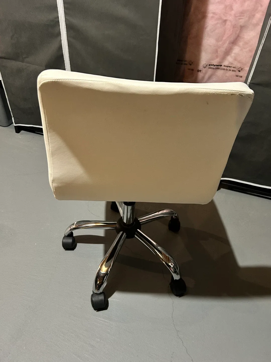 White Office Chair with wheels image indicator(4)