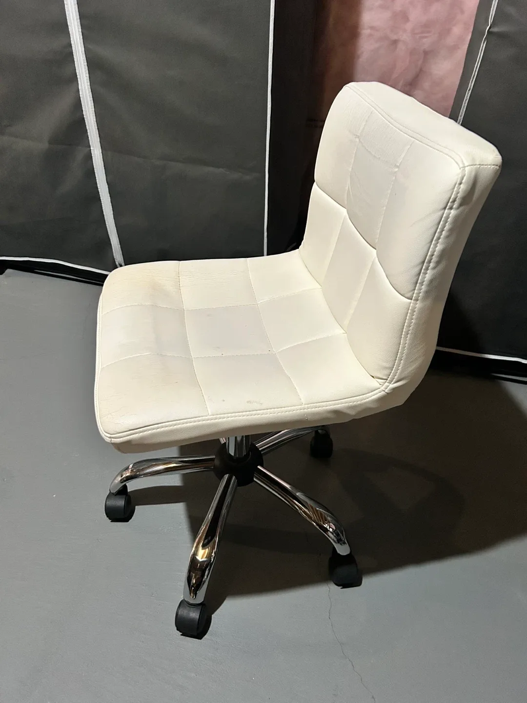 White Office Chair with wheels image indicator(2)