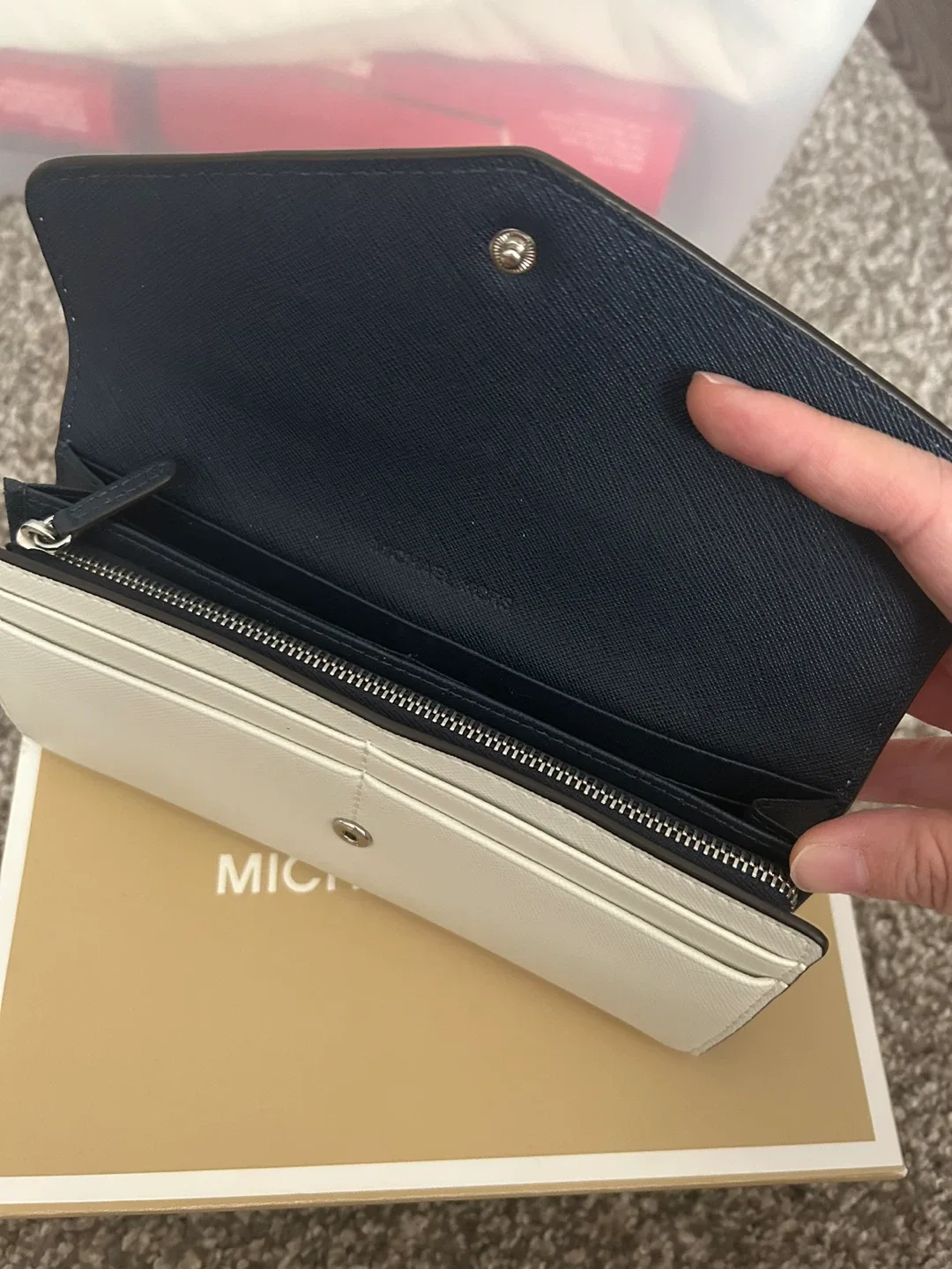 Michael Kors White Envelope Wallet image indicator(3)