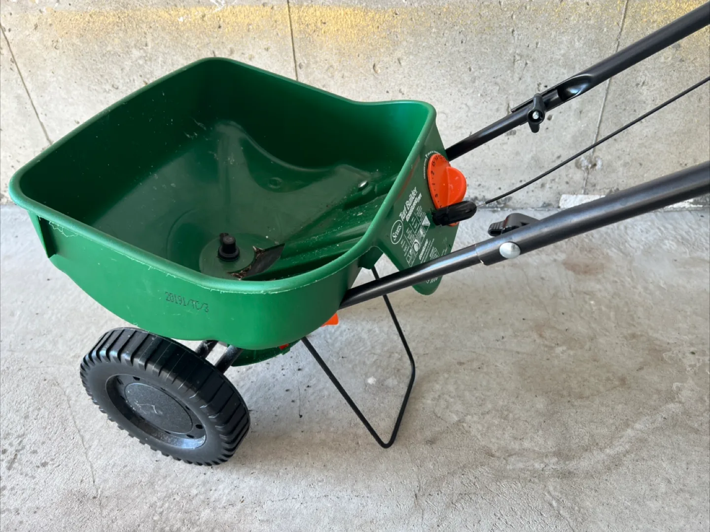 Scotts Turf Builder Broadcast Spreader image indicator(2)